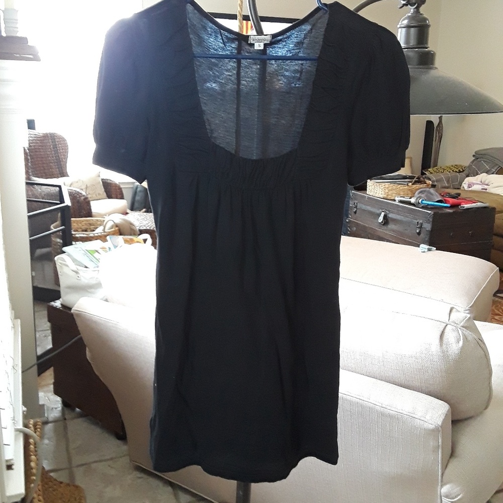 Black short-sleeved top